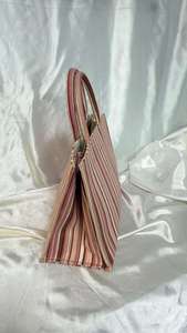 Sac fourre-tout rose à rayures de qualité supérieure, tendance et éco-responsable, un accessoire de mode affirmé - Product Image 5