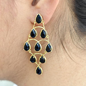 Pendientes de moda para mujer con ónix negro de corte a cuadros, chapados en oro de 18k sobre latón, con gema en forma de pera y engaste de puntas. - Product Image 2