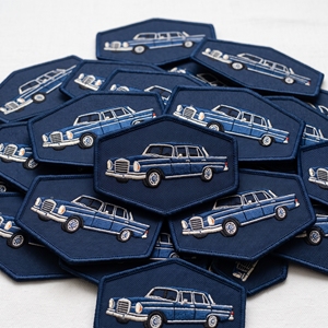 Emblema bordado con diamantes para coche deportivo, color blanco roto con borde azul, estilo clásico de carreras de resistencia. - Product Image 4