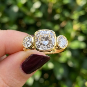 Bague de haute qualité en or avec diamant de laboratoire taille coussin 3 carats (3CTW) sertie clos et pierre centrale de 2 carats - Product Image 6
