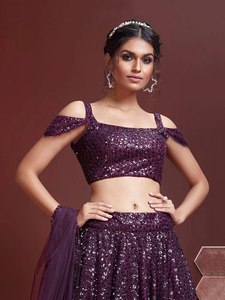Vestido de Dama de Honor con Lentejuelas Moradas, Top Corto con Hombros Descubiertos y Falda Larga en Línea A, Cuello Barco, Sin Mangas, Estilo Clásico - Product Image 3