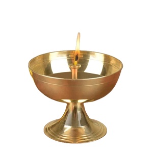 Elegante Lámpara de Aceite de Latón con Motivo Tradicional en la Parte Posterior, Soporte para Múltiples Diyas para Sala de Puja, Decoración de Templos e Iluminación Festiva - Product Image 1
