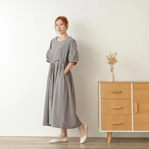 Robe longue style bohème en mélange coton-lin gris, manches bouffantes, taille à nouer, coupe ample, respirante, pour l'été - Product Image 3