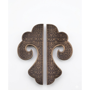 Manija de Puerta Floral Moderna de Lujo en Acabado Latón Satinado |   Herrajes para Entrada de Apartamento de 14 Pulgadas con Fácil Instalación - Product Image 1