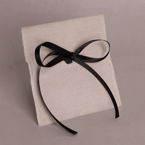 Pochette en coton personnalisée avec logo imprimé, fermeture à ruban de qualité supérieure, emballage de luxe pour bracelets et lunettes - Product Image 4