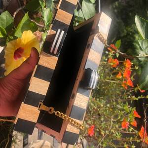Bolso de Mano Ecológico de Madera con Diseño Geométrico y Cadena Dorada, Hecho a Mano, Diseño Moderno, Regalo Promocional Novedoso - Product Image 2