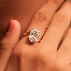 Bague de luxe ovale en or jaune avec diamant solitaire de laboratoire serti en bypass pour femme, idéale pour fiançailles et mariage, avec certification IGI - Product Image 2