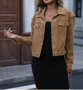 Chaqueta Varsity de Mezclilla Color Bronceado para Mujer, Marca TRIBON SPORTS, Manga Larga, Cuello Camisero, Lavada, con Parche de Leopardo, Color Sólido, Corte Regular - Product Image 1
