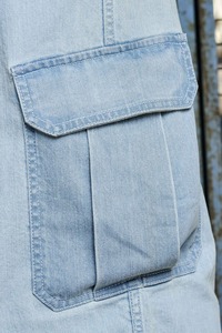 Jean en denim de voyage style motard, coupe ample et robuste, jambe large, éco-responsable, taille mi-haute, printemps-été - Product Image 3