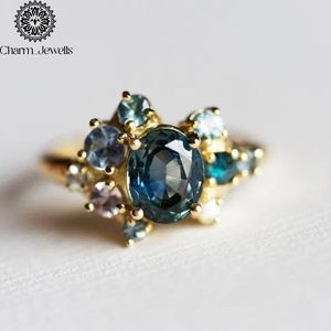 Bague Charm_Jewells pour femme en argent 18 carats, classique, avec moissanite taille coussin, sertie en grappe, motif floral vintage, certifiée IGI - Product Image 2