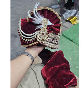 Turban de marié de luxe en velours bordeaux avec broderie dorée et broche en perles, Safa de mariage royal - Product Image 2