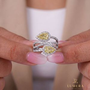 แหวนเพชรเหลืองแฟนซีทรงลูกแพร์สีขาวทองสำหรับผู้หญิง LUMERA ประดับเพชรข้างสี D ได้รับการรับรองจาก IGI แหวนหมั้นสุดหรู - Product Image 1