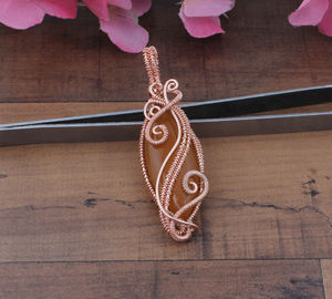 จี้ห้อยคอทำมือจากหินซันสโตนธรรมชาติ หุ้มด้วยลวดเงินแท้ชุบแพลตตินัม สไตล์วินเทจ สำหรับทุกเพศ สร้อยคอหินดิบทรงไม่สมมาตร - Product Image 2