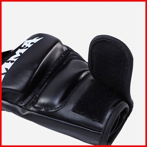 Gants de grappling MMA avec logo personnalisé, couleur noire unie et style unique, gants MMA pour hommes avec logo personnalisé - Product Image 2