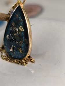 Collar Relicario del Océano Místico |   Colgante de Resina Azul Intenso |   Cadena de Serpiente con Cuentas para Mujer |   Joyería de Moda Hecha a Mano para Bodas y Fiestas - Product Image 2