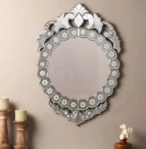 Espejo de Pared Estilo Veneciano con Marco de Vidrio Grabado Ornamental, Silueta Curva Elegante y Atemporal - Product Image 1