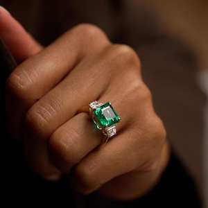 Bague classique en or massif 14 carats avec émeraude verte taille Asscher et moissanite colombienne, idéale pour un anniversaire de mariage ou comme cadeau d'anniversaire - Product Image 6