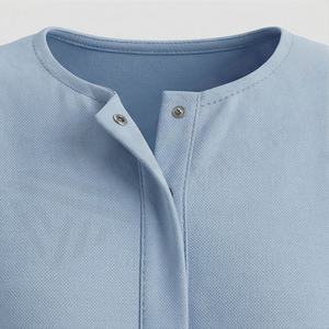 Venta al por mayor: Abaya ligera con cuello en V, elegante y modesta, con mangas de murciélago, de satén brillante y reluciente, vestido musulmán para mujer, ropa de moda islámica al por mayor. - Product Image 4