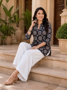 Ensemble Kurta imprimé numérique noir pour femmes avec palazzo blanc, tenue décontractée ethnique à manches 3/4 - Product Image 2