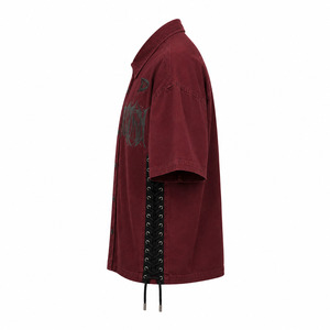 Chemise Y2K gothique en dentelle bordeaux pour homme, coupe oversize et carrée, manches courtes, avec empiècements latéraux, style streetwear, boutonnée, décontractée et audacieuse, vente en gros - Product Image 4