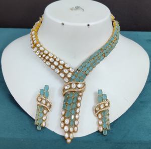 Collier de qualité supérieure avec de magnifiques boucles d'oreilles, pouvant être porté avec des tenues ethniques et occidentales, léger et idéal pour les soirées. - Product Image 2