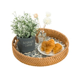 Bandeja Decorativa para el Hogar de Ratán Natural con Incrustaciones de Conchas Hechas a Mano - Product Image 3