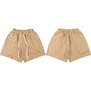 กางเกงขาสั้นทรงหลวมสบายๆ สำหรับผู้ชายผู้หญิง พร้อมหมุดย้ำด้านข้าง เอวยางยืด ดีไซน์เชือกผูก สตรีทแวร์ แฟชั่น กางเกงขาสั้นฤดูร้อน - Product Image 3