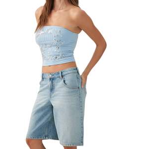 Nouveaux shorts en jean mi-longs pour femmes, coupe décontractée, délavage clair, style bermuda, vente en gros - Product Image 2