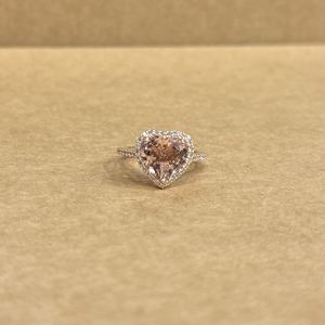 Anillo de Oro de 14K Premium con Morganita Natural en Corte Corazón Rosa, 3.63 CT en el Centro con Piedras Laterales de 0.52 CT, Diseño de Joyería para Novia - Product Image 1