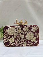 Pochette de soirée de luxe rouge profond avec cadre floral doré et broderies Zardozi, fermoir lotus, pour mariage, mariée, printemps/été/hiver