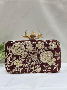 Bolso de mano de lujo con marco floral en oro rojo intenso y cierre de loto para bodas, recepciones y eventos de noche, ideal para boutiques nupciales. - Product Image 6