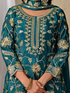 Conjunto Tradicional Étnico Indio-Pakistaní de Lehenga, Top y Dupatta, en Georgette con Bordado, Completamente Cosido, en Seda Texturizada, Estilo Moderno - Product Image 4