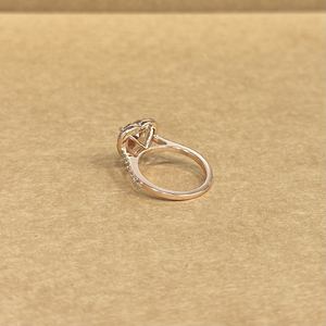 Anillo de Oro de 14K Premium con Morganita Natural en Corte Corazón Rosa, 3.63 CT en el Centro con Piedras Laterales de 0.52 CT, Diseño de Joyería para Novia - Product Image 3