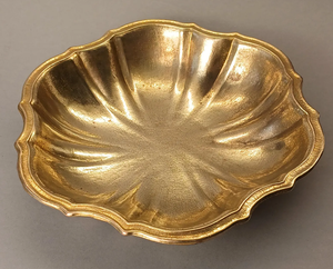 Grand saladier en aluminium doré ondulé, bol décoratif moderne en métal pour la maison, la cuisine, les dîners, les événements - Product Image 6