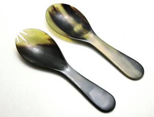Ensemble de 2 cuillères à salade en corne, design élégant, fabriquées à la main à partir de corne de buffle naturelle, à prix abordable. - Product Image 3