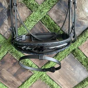 ADIBA OVERSEAS Brida de cuero charol negro con frontal de cristales, narquileras acolchadas y encaje de cristales, equipo de doma de lujo suave - Product Image 4