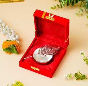 Porta Kumkum Mor Pankh Plateado con Caja de Regalo de Terciopelo, Elegante Accesorio para Pooja, para Rituales de Templo, Regalos de Boda - Product Image 2