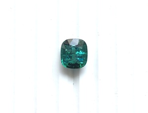 Piedra de turmalina verde natural de 7.28 quilates con corte cojín para la elaboración de joyería fina. - Product Image 1