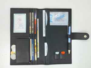 กระเป๋าสตางค์หนังแท้สีดำ WRIZA สำหรับผู้ชาย พร้อมรายละเอียดการเย็บอย่างประณีตและตัวล็อคแบบสแนปที่ปลอดภัย ดีไซน์เรียบหรู บางเฉียบ เหมาะสำหรับพกพาในชีวิตประจำวัน - Product Image 3