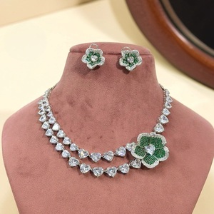 Ensemble collier et boucles d'oreilles tendance en laiton plaqué argent de haute qualité avec zircon, idéal pour les mariages et les soirées - Product Image 2