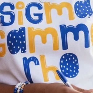 Sigma Gamma Rho Whimsey Tee T-shirt en coton imprimé personnalisé, vêtements de sororité grecque pour femmes, haut décontracté à col ras du cou, Streetwear - Product Image 3