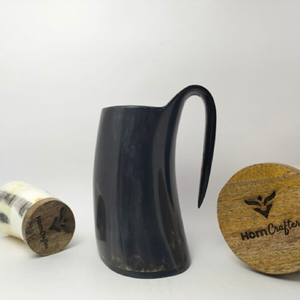 Taza de cuerno con textura natural, ideal para usar al aire libre contra un espectacular fondo de río, disponible a precios de mayorista. - Product Image 2