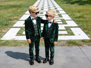 Ensemble de costume de luxe en velours vert pour garçons – Smoking 3 pièces formel pour mariage et soirée avec nœud papillon - Product Image 1