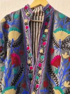 Abrigo Reversible con Capucha Bordado Floral de Terciopelo Rosa Suzani Hecho a Mano para Mujer, Tallas Grandes, Relleno 85% Algodón, Estilo Gótico, Boutique - Product Image 4