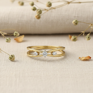 Anillo de Oro de 10k Hecho a Mano con Diseño Personalizado, Anillo de Tres Piedras con Diamante Cultivado en Laboratorio VVS1, Fabricante - Product Image 5