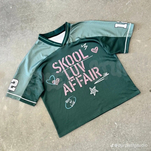 Camiseta Corta Deportiva con Estampado Gráfico Verde y Texto Estético para Mujer, Estilo Coreano - Product Image 2