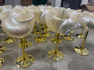 Verres à vin en verre naturel faits à la main avec base en coquillage, forme ronde, décoration antique pour fêtes, mariages et maison - Product Image 6