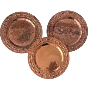 Assiette de service en cuivre martelé fait main avec bord festonné pour la décoration de table de mariage, plateau rond élégant finition antique - Product Image 5