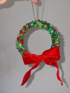 Adorno navideño artesanal con cuentas de cristal verde brillante y pequeños racimos de bayas rojas. - Product Image 3