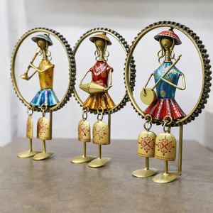 Sculpture murale en métal Art Déco représentant un musicien ethnique pour les célébrations de Diwali et d'anniversaire - Product Image 3